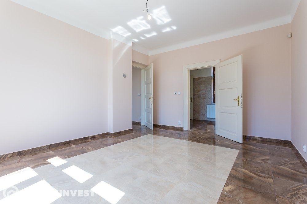 Vila 5+1, 235 m² s parkem 5 427 m², Kouřim — fotografie
