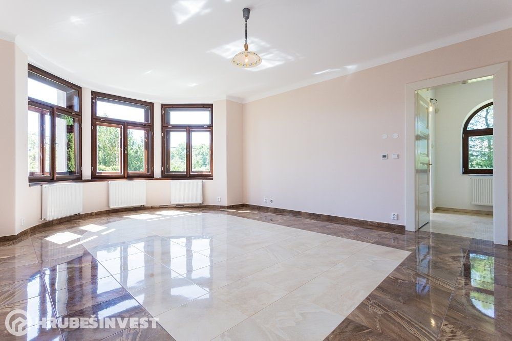 Vila 5+1, 235 m² s parkem 5 427 m², Kouřim — fotografie