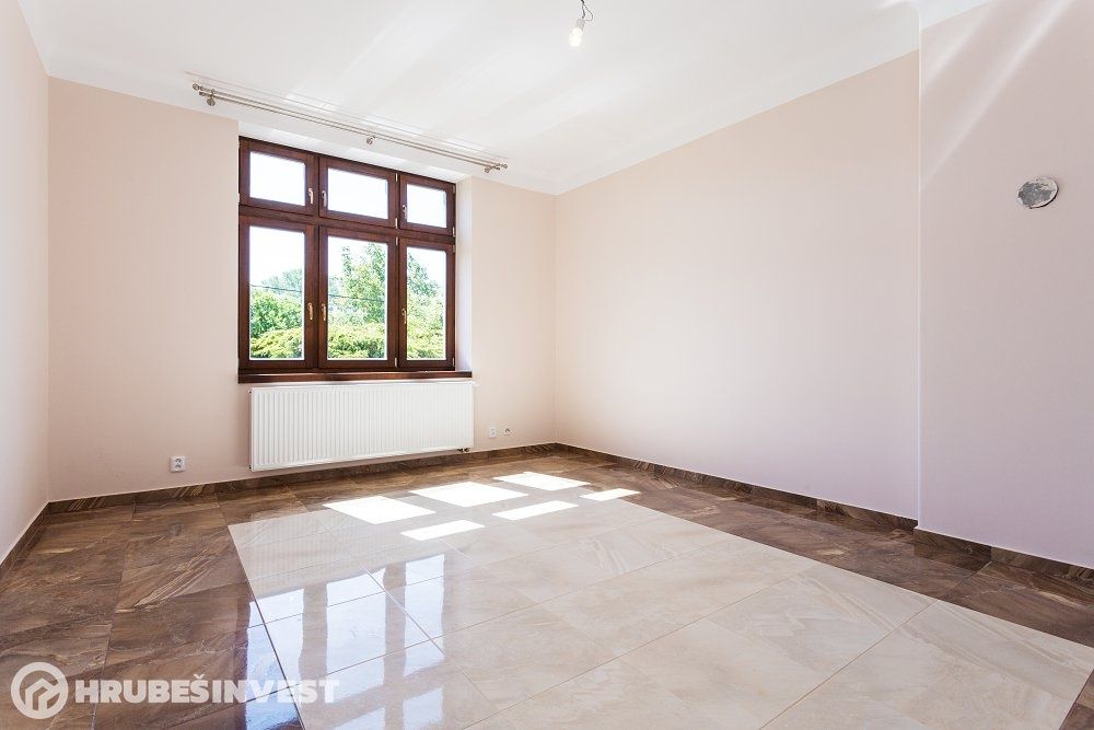 Vila 5+1, 235 m² s parkem 5 427 m², Kouřim — fotografie