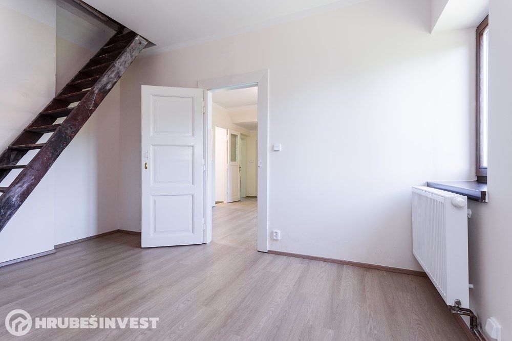 Vila 5+1, 235 m² s parkem 5 427 m², Kouřim — fotografie