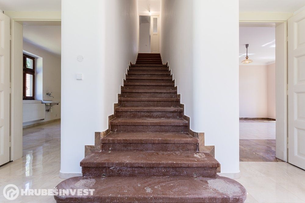 Vila 5+1, 235 m² s parkem 5 427 m², Kouřim — fotografie
