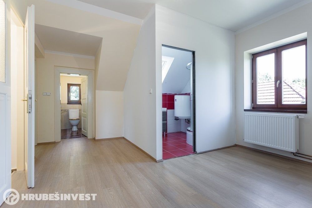 Vila 5+1, 235 m² s parkem 5 427 m², Kouřim — fotografie