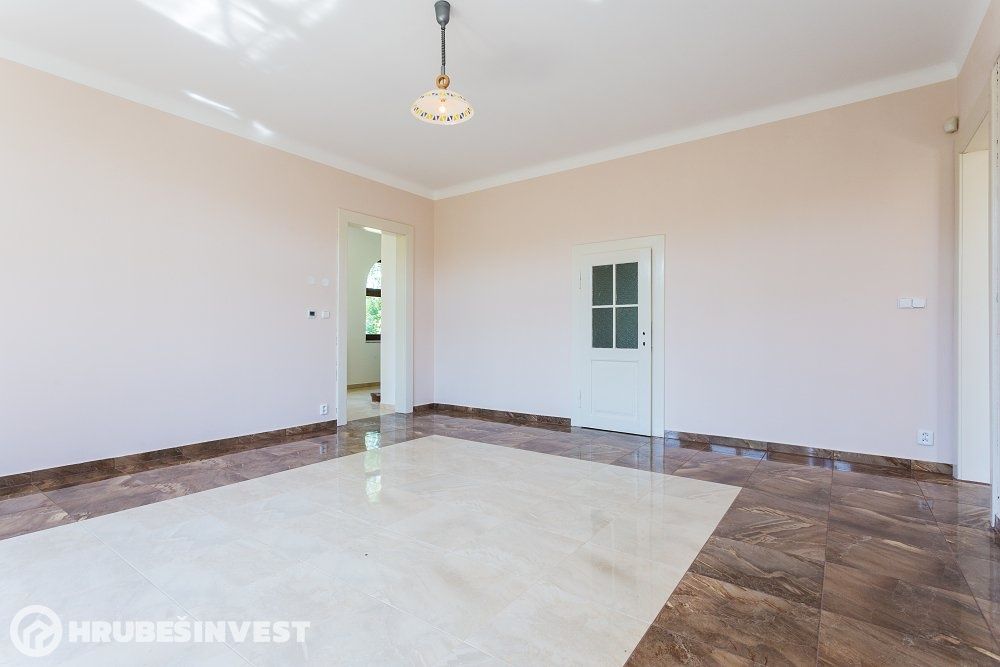 Vila 5+1, 235 m² s parkem 5 427 m², Kouřim — fotografie