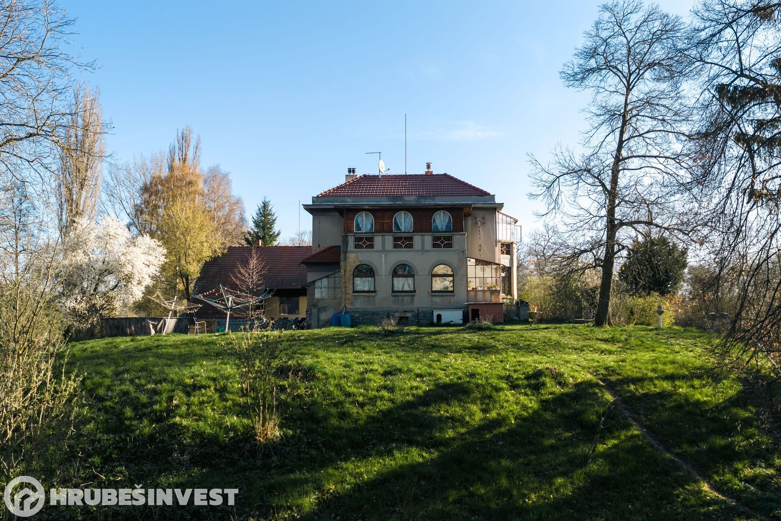 Vila 5+1, 235 m² s parkem 5 427 m², Kouřim — fotografie