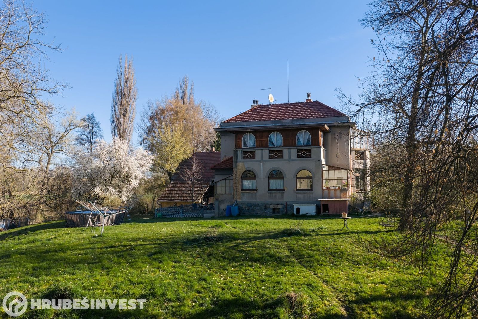 Vila 5+1, 235 m² s parkem 5 427 m², Kouřim — fotografie