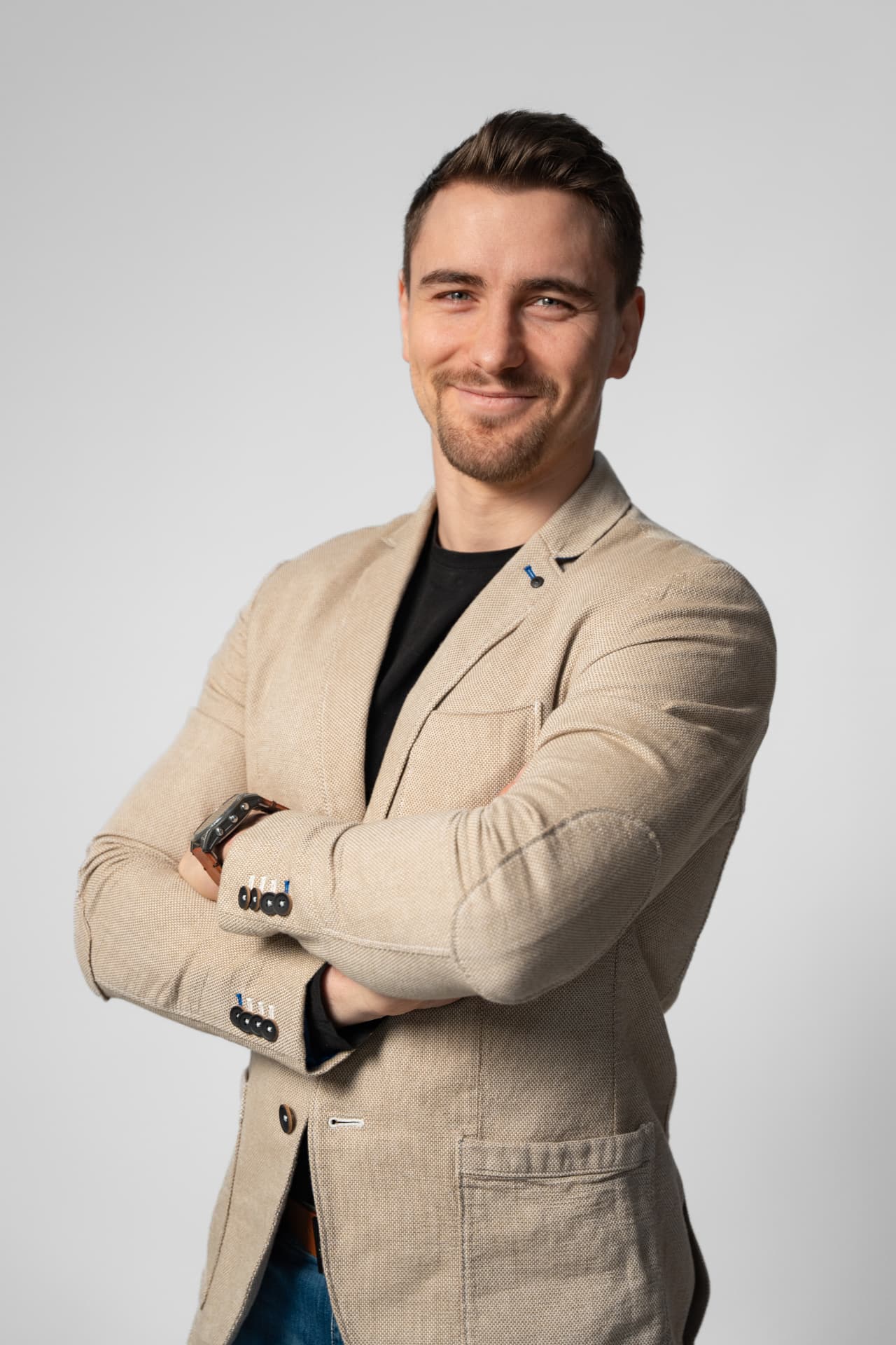 Oldřich Varga v béžovém saku
