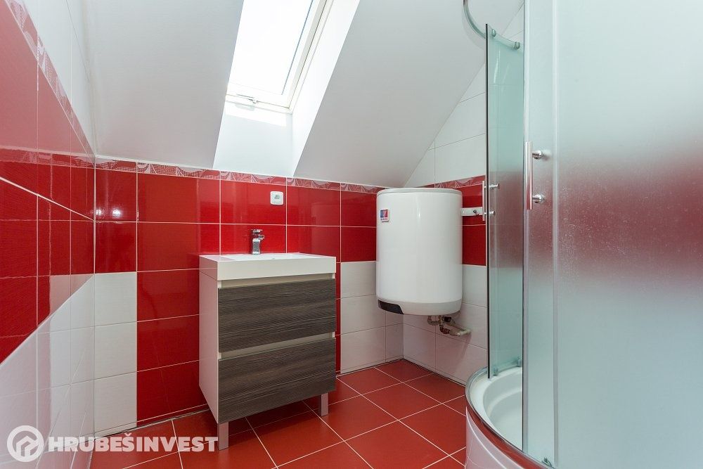 Vila 5+1, 235 m² s parkem 5 427 m², Kouřim — fotografie