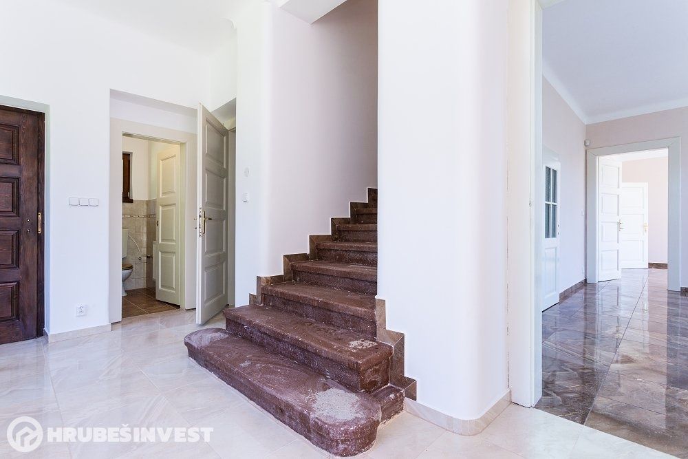 Vila 5+1, 235 m² s parkem 5 427 m², Kouřim — fotografie