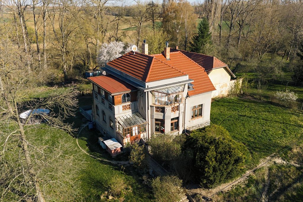 Vila 5+1, 235 m² na pozemku 5 427 m², Kouřim — fotografie