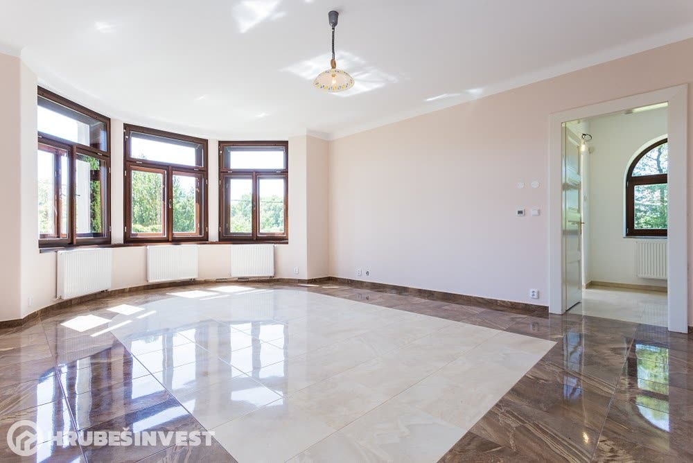 Vila 5+1, 235 m² s parkem 5 427 m², Kouřim — fotografie